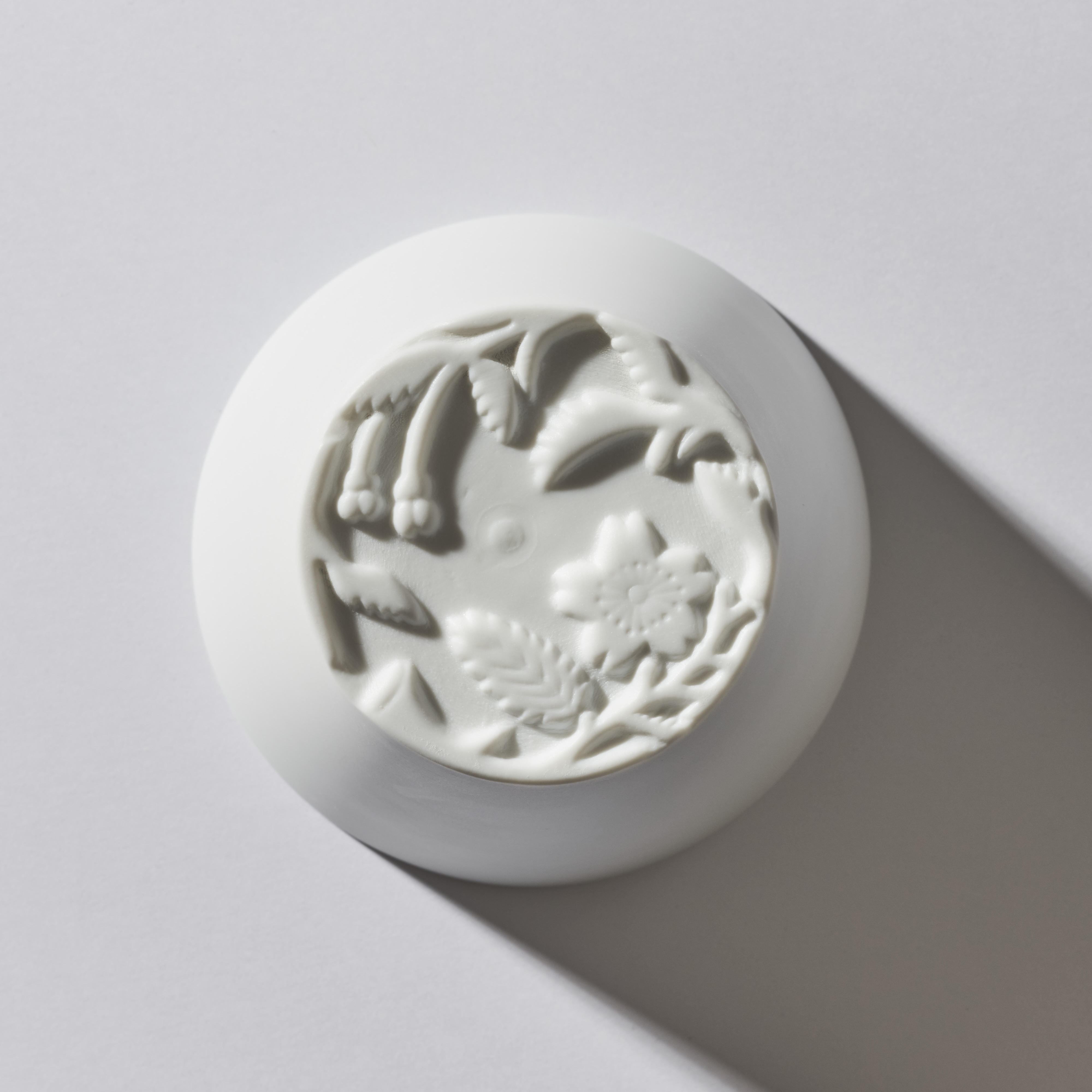 WDH 梅・桜カップ 2個セット 白磁 桐箱入り